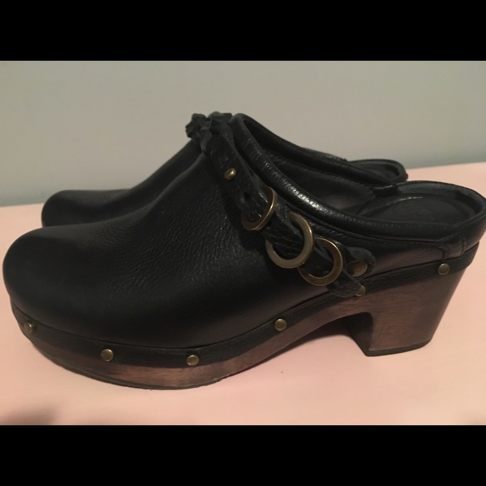 Johnston and Murphy Black leather women’s clogs